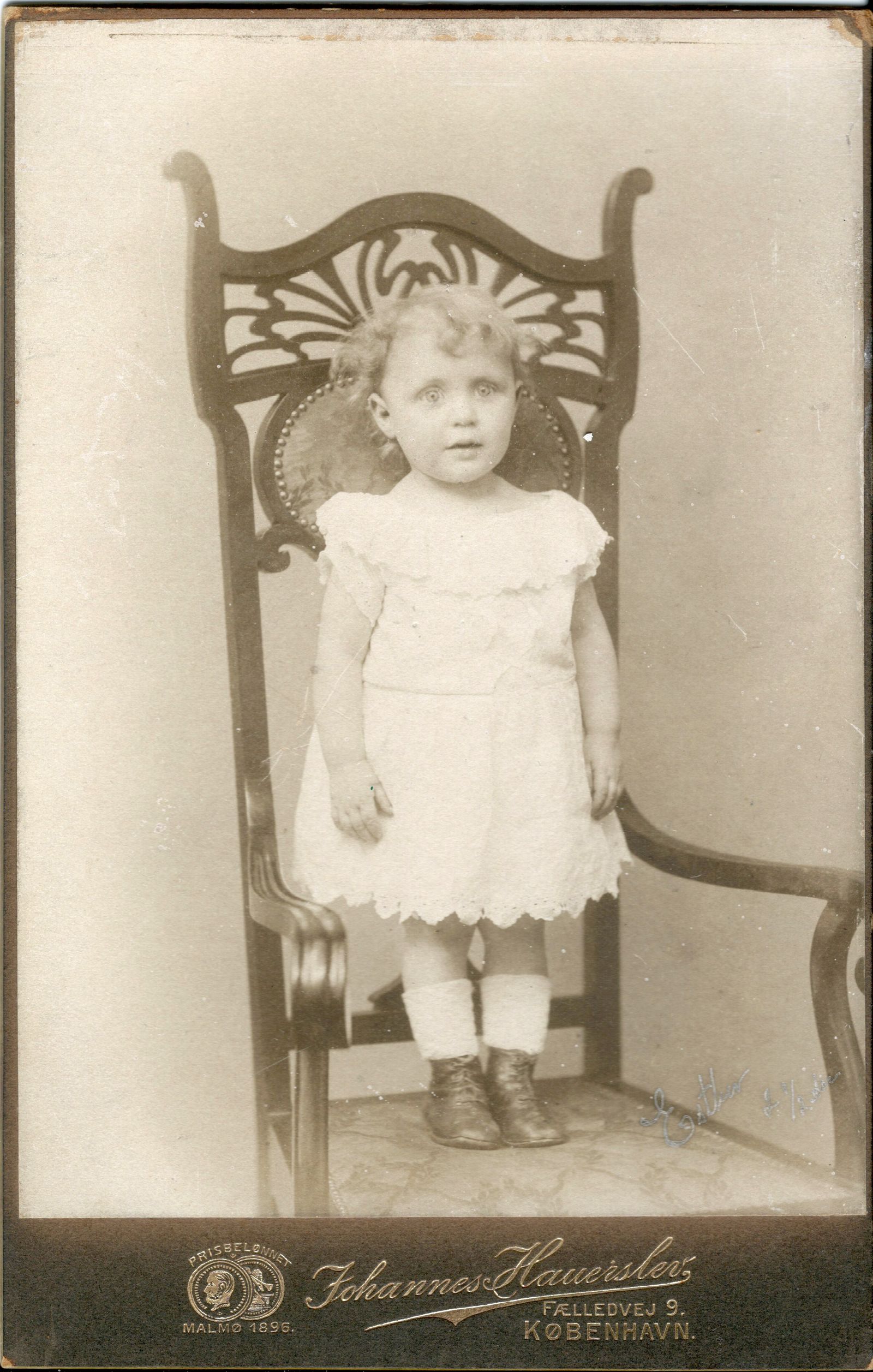 Esther, 2½ år, omkring efteråret 1909. Fotograf Johannes Hauerslev, Fælledvej 9, København.