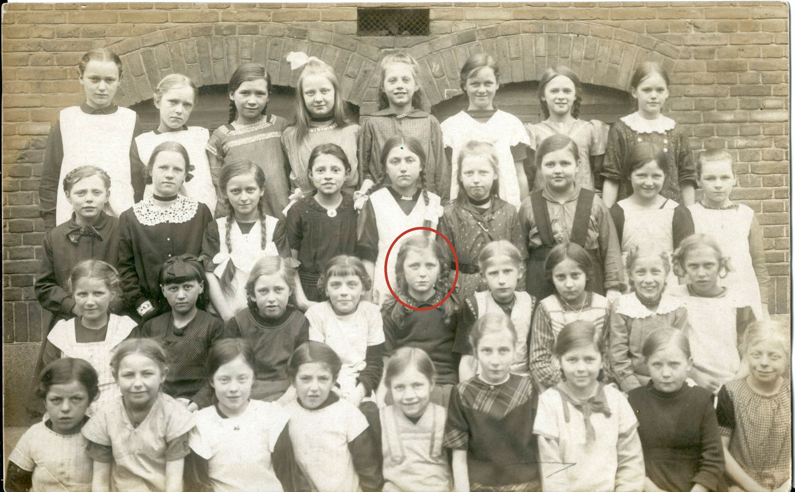 En pigeklasse på Rughavevejens skole, omkring 1917. Pigen i ringen er sandsynligvis Esther.