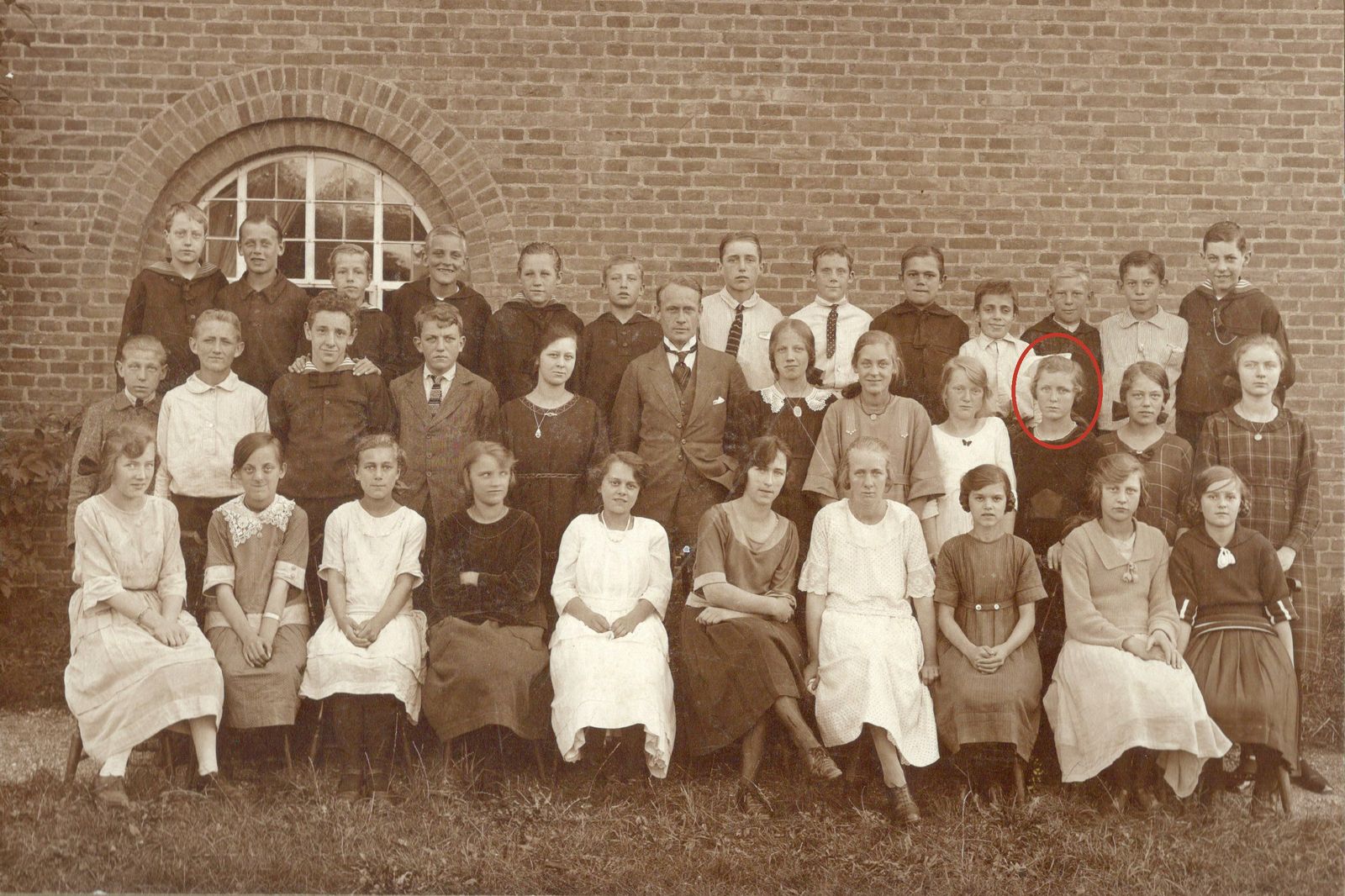 Et andet klassebillede, en klasse med både piger og drenge. Pigen i ringen ligner Esther på det første billede, men det er ikke sikkert, og hvor og hvornår billedet er taget, ved vi ikke.