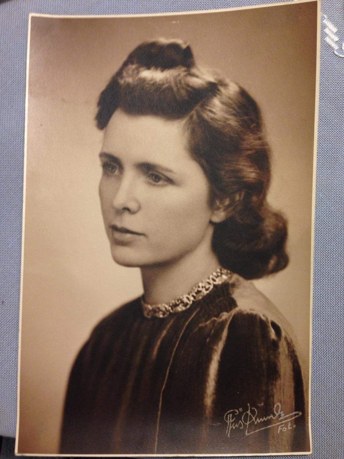 Esther omkring 1941, fra samme fotografering som portrættet i Den gyldne Bog.